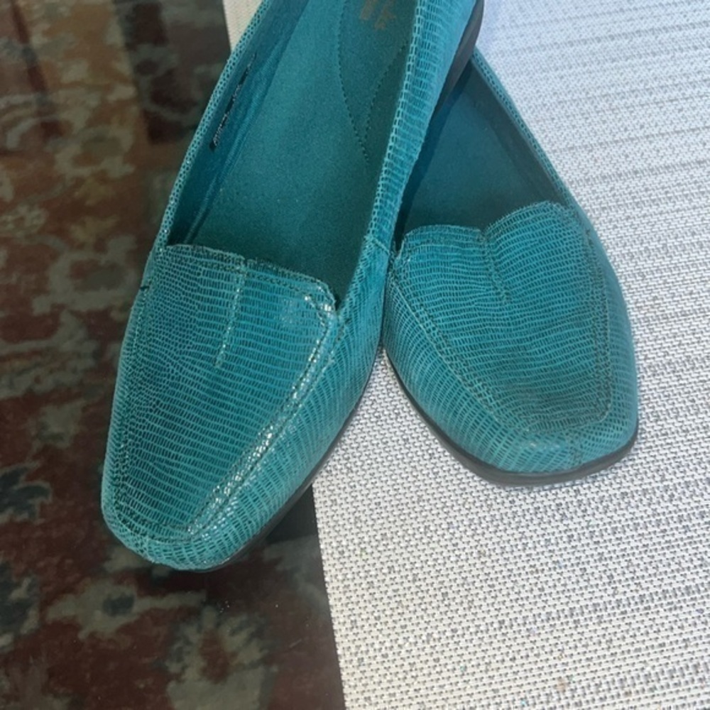 CLARKS BLUE LEATHER clarks haydn gloss slip on loafers